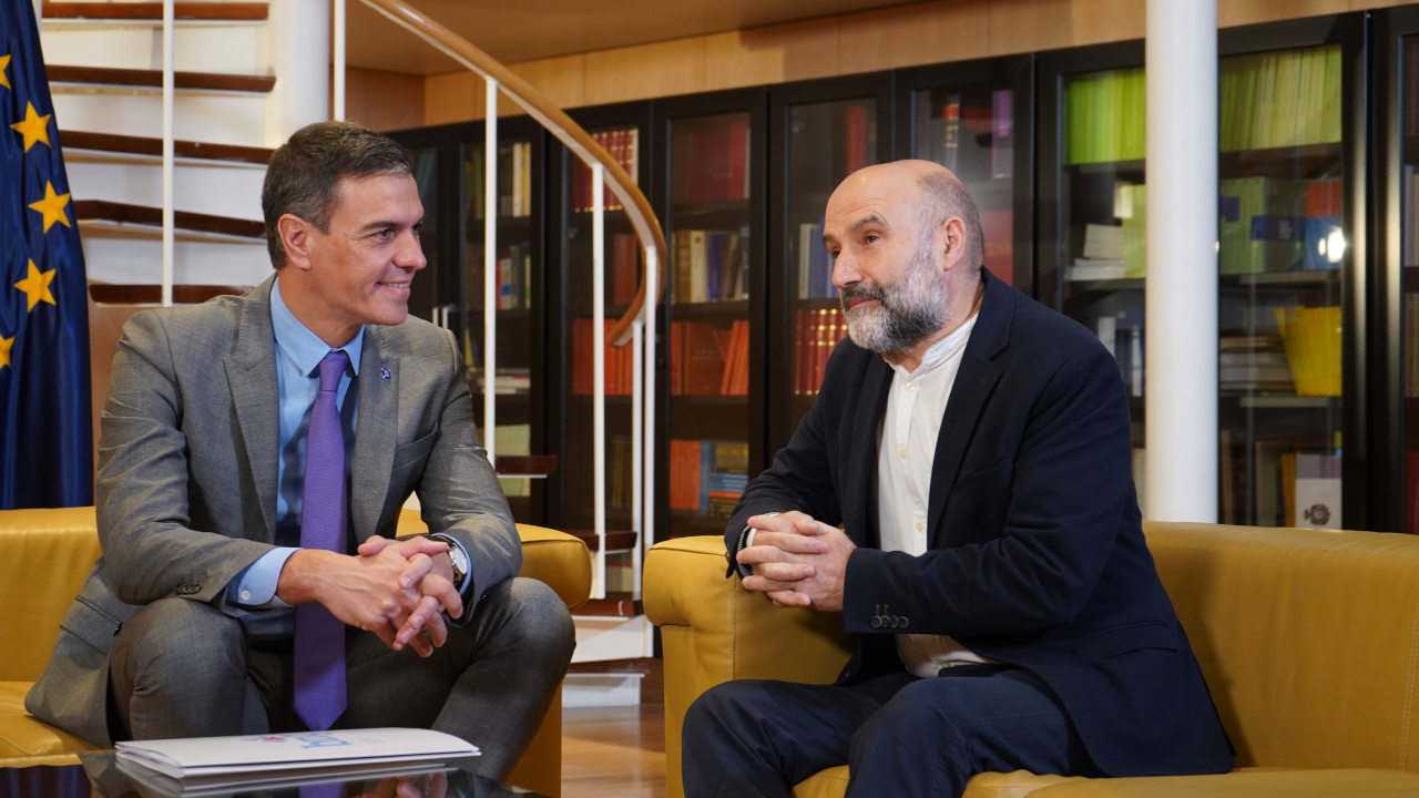 Pedro_Sánchez_e_Néstor_Rego.jpg