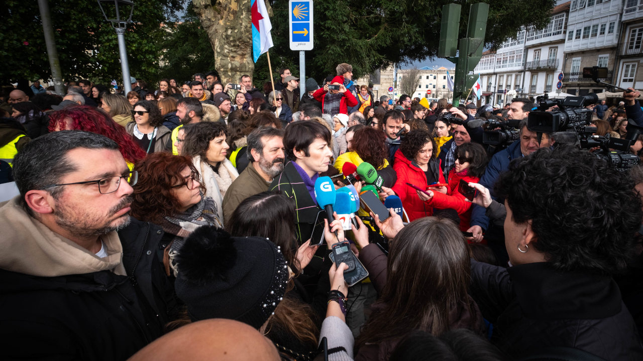 Ana_Pontón_atendendo_aos_medios.jpg