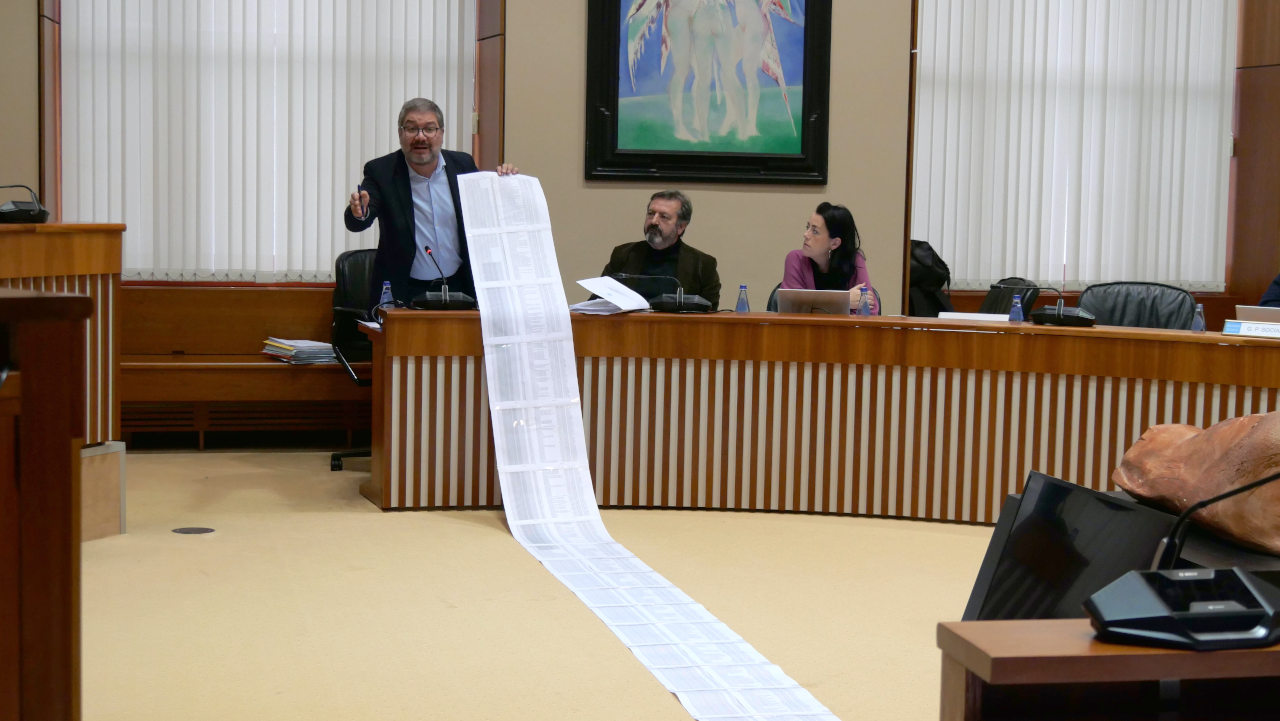Óscar_Insua_ensina_os_contratos_de_Eulen.JPG